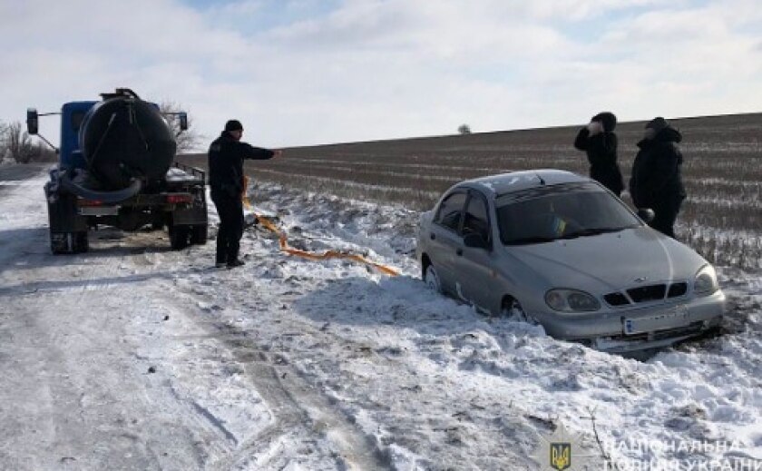 Зимова пастка на дорозі: поліцейські Криворізького району допомогли водієві продовжити рух