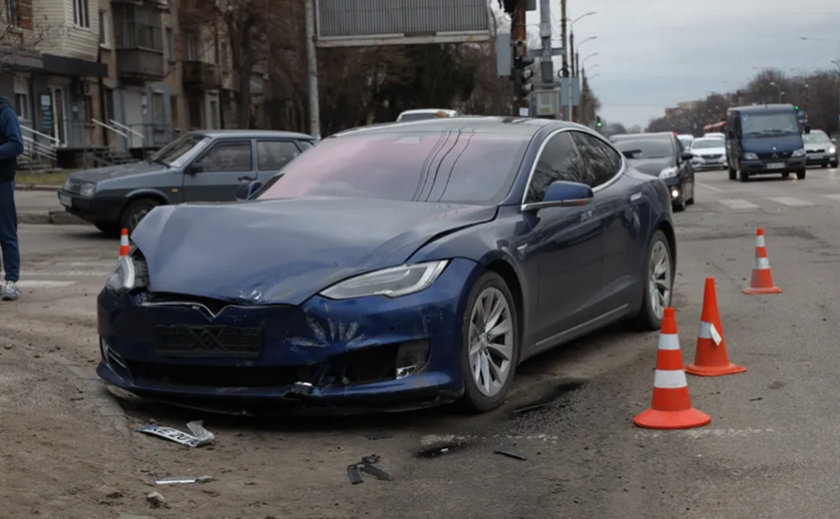 На проспекті Богдана Хмельницького у Дніпрі зіткнулись Tesla та Volkswagen