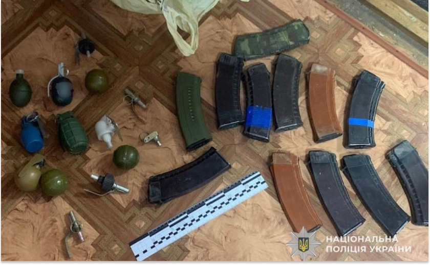 У Апостоловому судитимуть чоловіка за незаконне зберігання зброї та боєприпасів